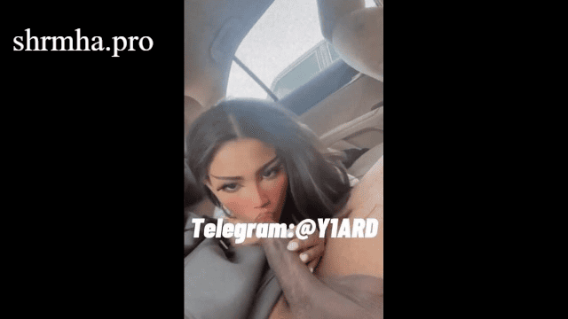 بنت سعودية بتمص زب صاحبها في السيارة ويبعبص طيزها