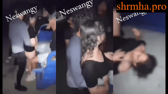 سكس مصري شلة شباب زانقين بت شرموطة في توكتوك وعاملين عليها حفلة نيك